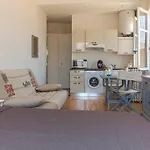 Place Magenta Modern Studio A/C