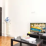 1 Bdr 2 Min To Train Station