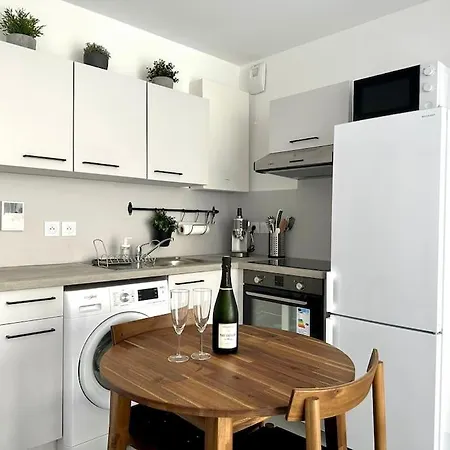 Port De Charmant Studio Apartment