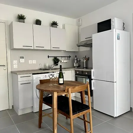 Port De Charmant Studio Apartment