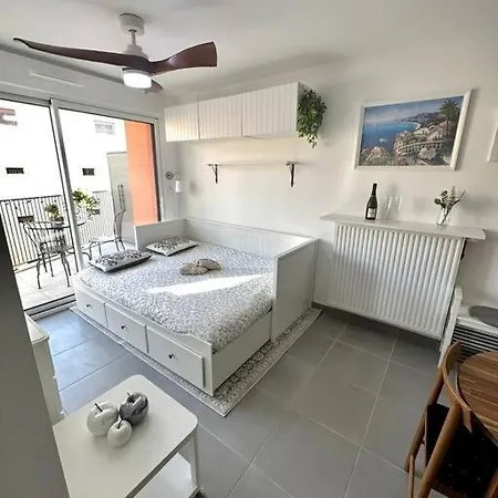 Port De Charmant Studio Apartment