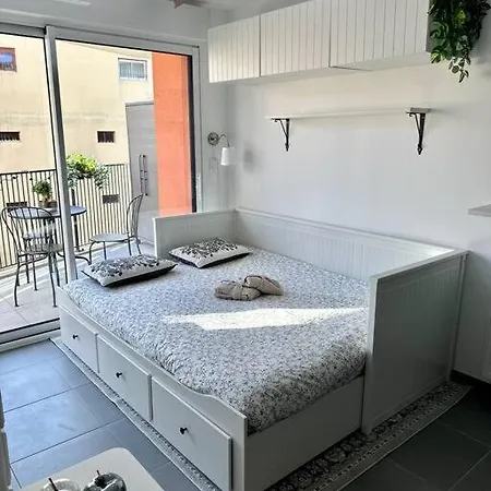 Port De Charmant Studio Apartment