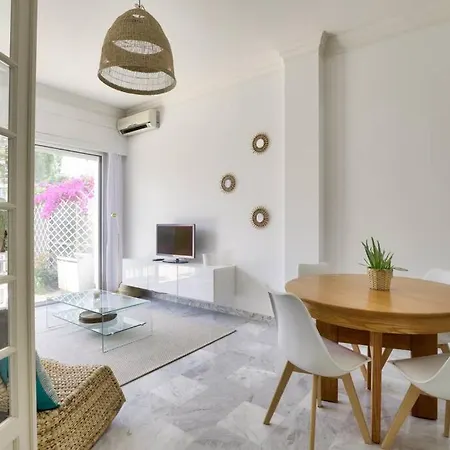 Elegant 1-bedroom Flat In W Private Terrace Apartment *