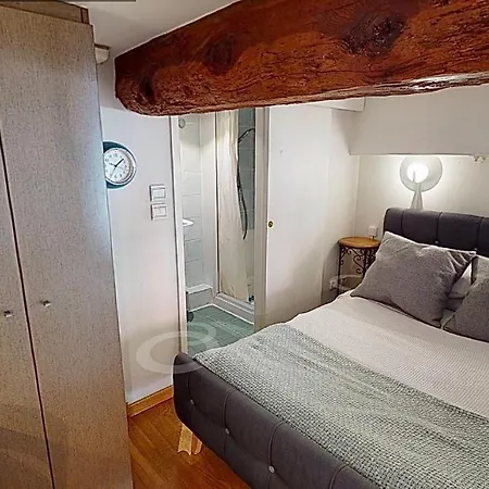 Large 5 With 3 Shower And Air Con. Nice