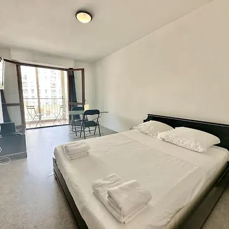 Studio: 1min A Pied -centre 10min Tram Apartment *