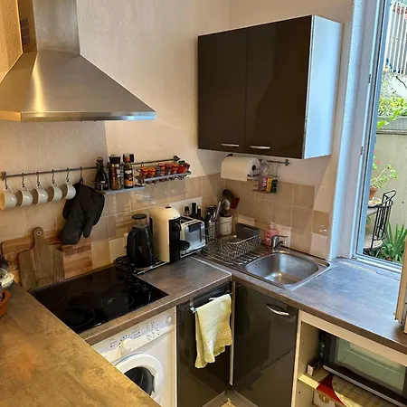 10-15 Min To Railway, Beach, Marketplace Apartment *