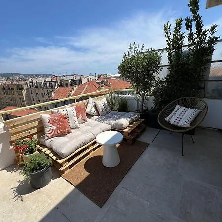 Charming Penthouse In - 10 Minutes From Seaside Apartment