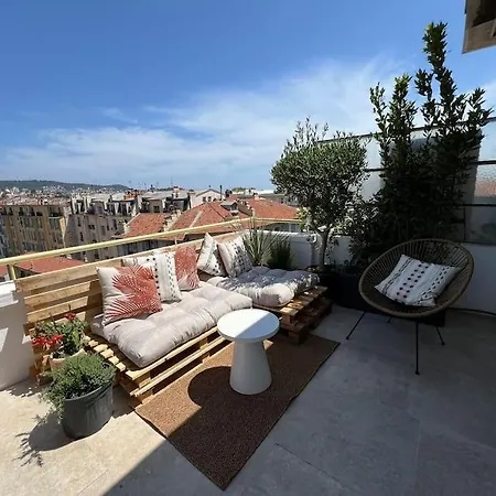 Charming Penthouse In - 10 Minutes From Seaside Apartment