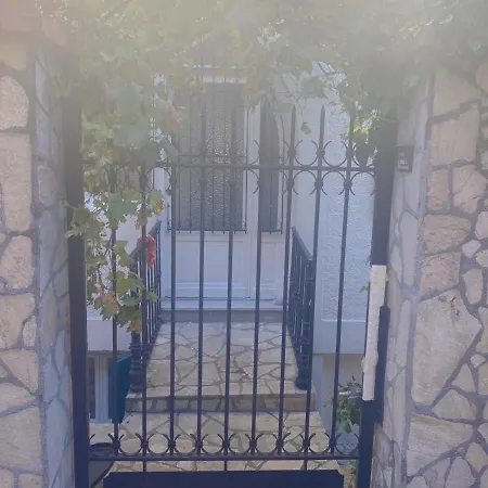 Quiet Apartment, Ac With Free Street Parking And Little Garden Apartment Nice