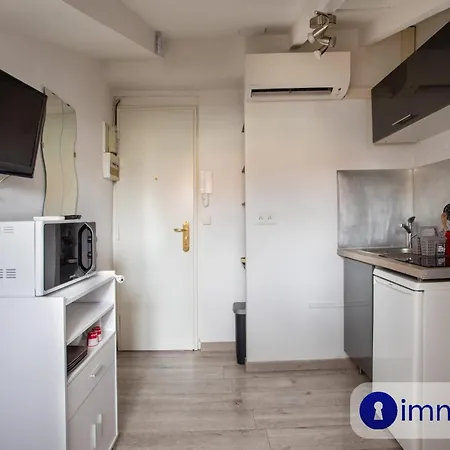 Studio Air-conditioned Liberation District Apartment *