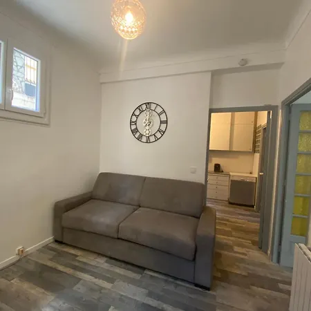 Apartment Quiet Apartment, Ac With Free Street Parking And Little Garden Nice