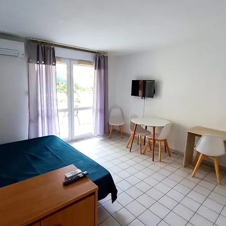 With Balcony - 1 Minute From The Apartment