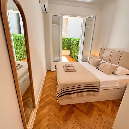 Apartment Elegant Central Flat With Private Terrace In