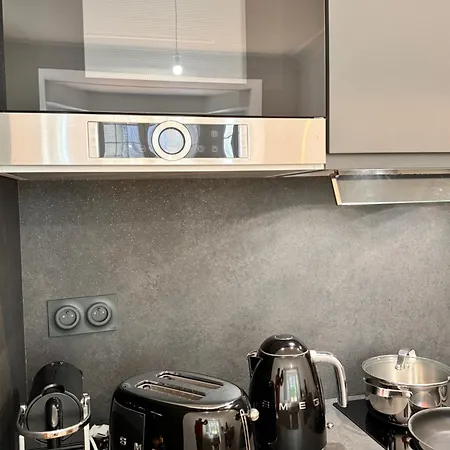 Elegant Central Flat With Private Terrace In Nice