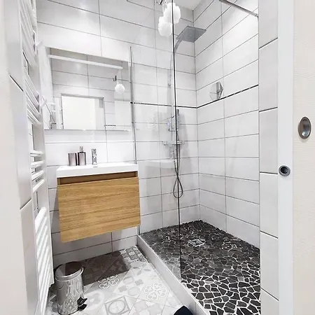 2 Bedroom, 4-6 Pers., 5min To The Beach, Wifi, Ac Nice