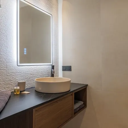 Magnifique Et Lumineux 3 Pieces Dans Le Carre Dor Nice