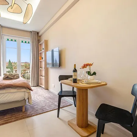 Renting - Hugo - Luxury Honeymoon Terrace Park View Free Parking Apartment *