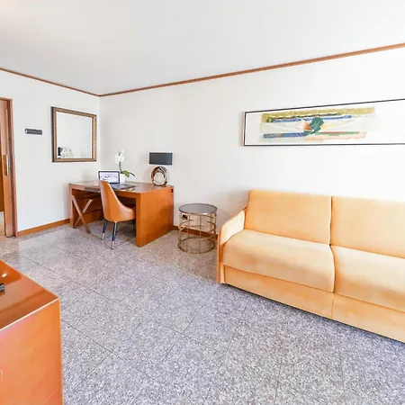 Goldstar & Hotel 4*