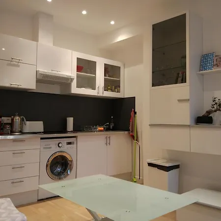 Sunny Flat In The Heart Of The Market Nice