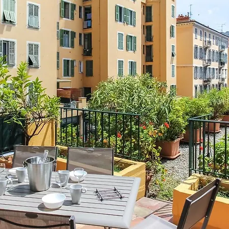 Port Area - 3 Bdrs Apt With Little Garden Apartment *