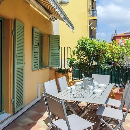 Port Area - 3 Bdrs Apt With Little Garden Apartment