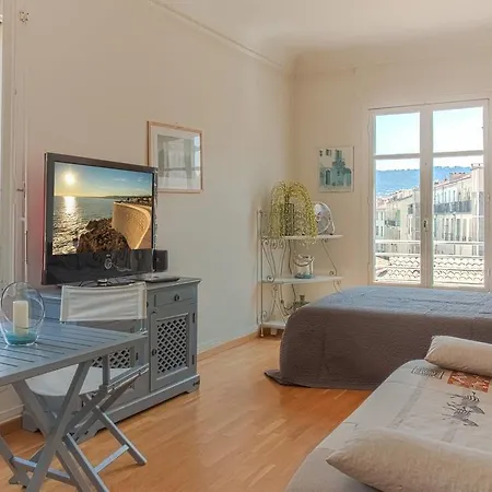 Place Magenta Modern Studio A/c * Nice