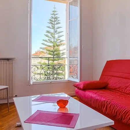 4 Bdrs Apt Next Tram Stop Liberation Apartment *