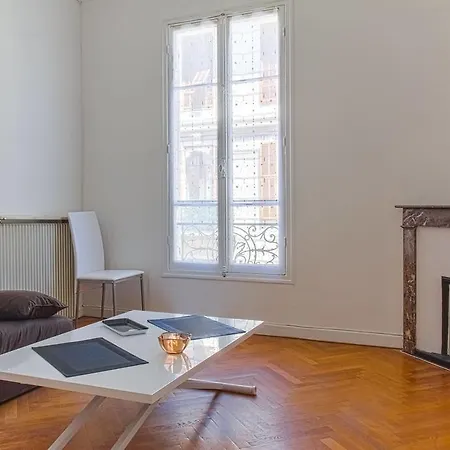 4 Bdrs Apt Next Tram Stop Liberation Apartment