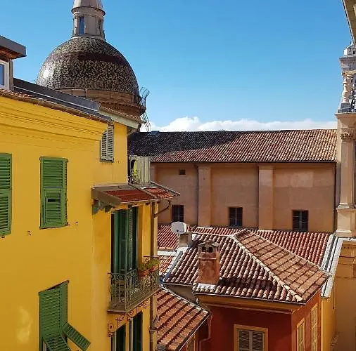 Sunny Apartment In Heart Of Nice Old Town