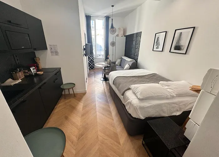 Chic Cozy Studio In The Heart Of The City