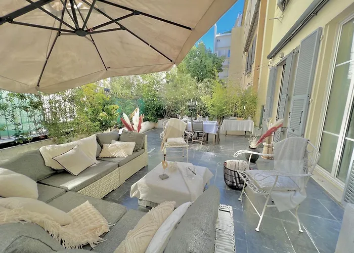 Superbe Appartement De 105 M2, Hyper Centre Avec Terrasse, Parking, A 5 Min De La Mer