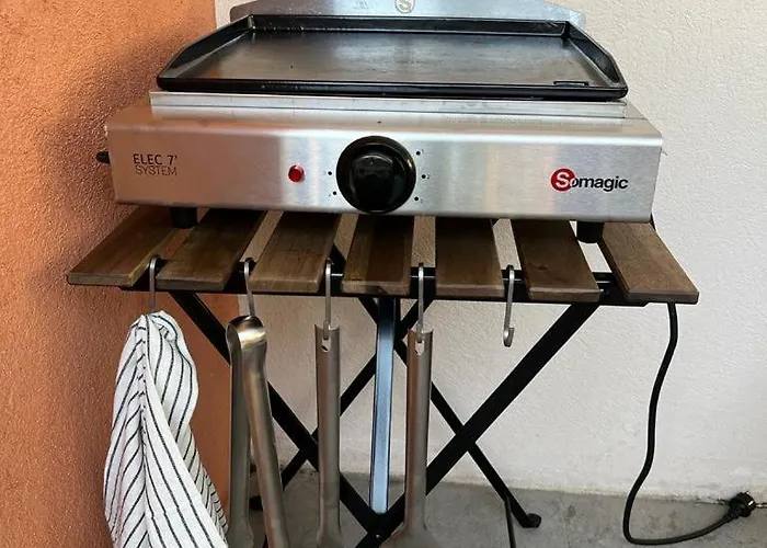Tres Joli 2 Pieces Calme Ensoleille Avec Piscine
