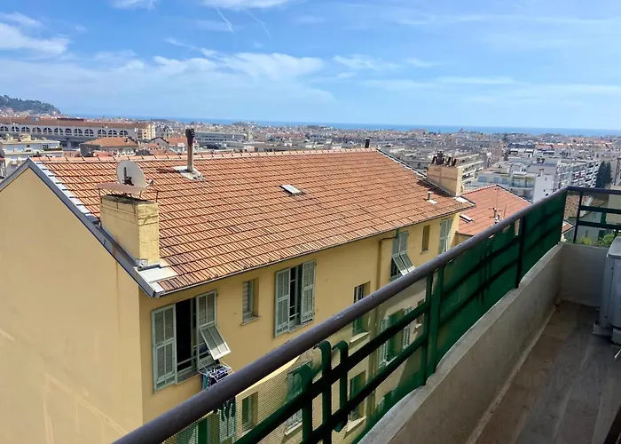 Bright 50 M Apartment With Balcony