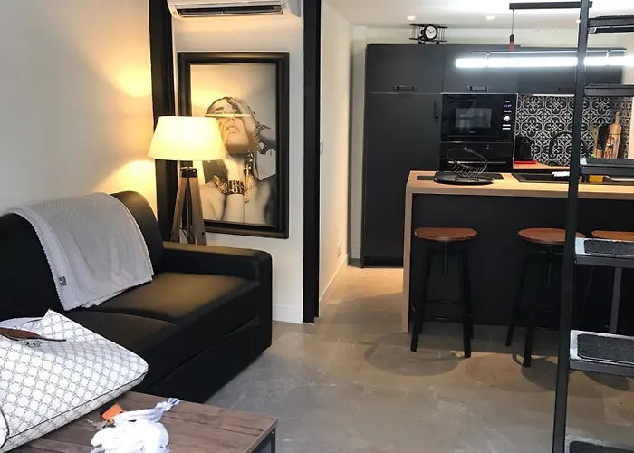 Une Merveilleuse Petite Maison En Plein Coeur De Nice, A Proximite De La Mer Et Des Plages