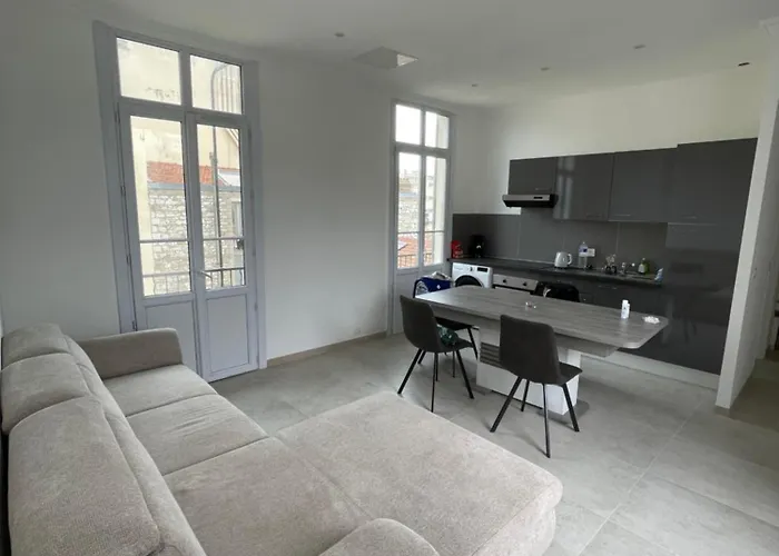 Cosy Flat 250M From Beach