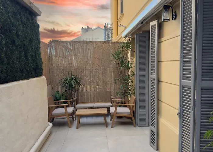 Central Studio - Bright & Modern - Private Terrace - Aircon - Near Train & Beach