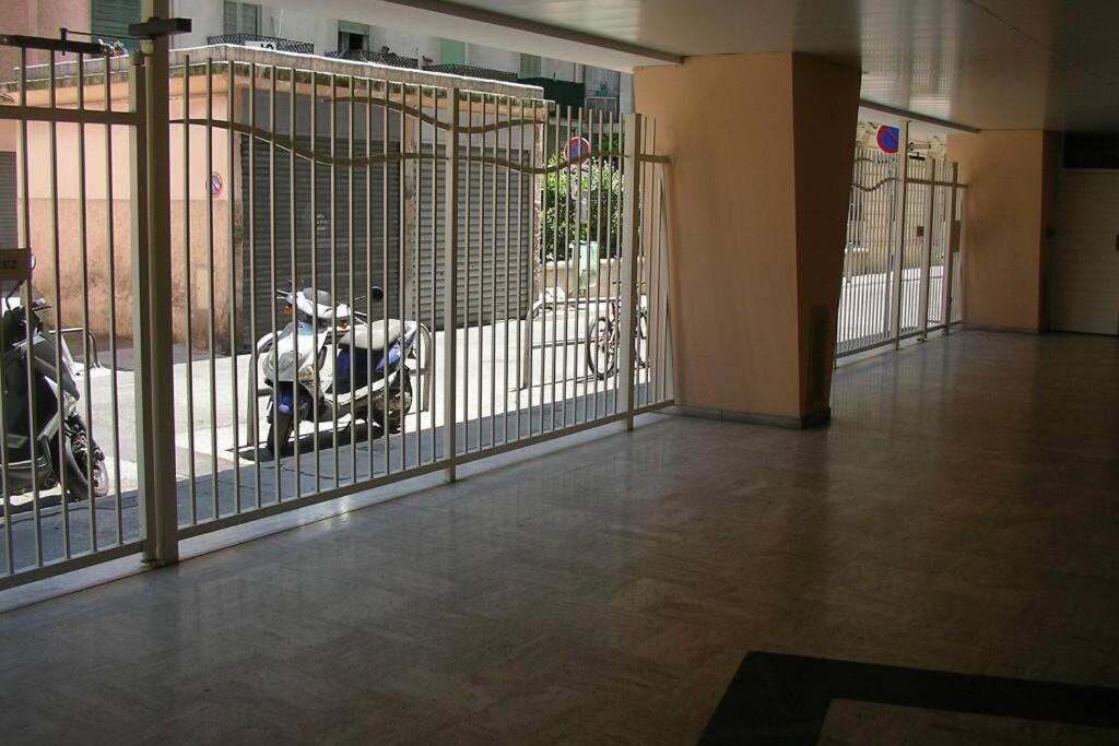 Apartment Center - Bright Studio Balcony Wifi & Aircon Nice