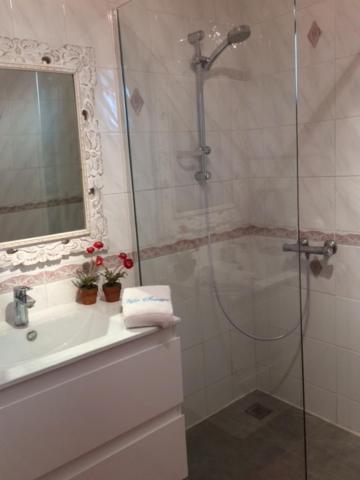 Villa Soraya , Quiet Location With Big Garden Near Beach And Old Town Of Nice Apartment *