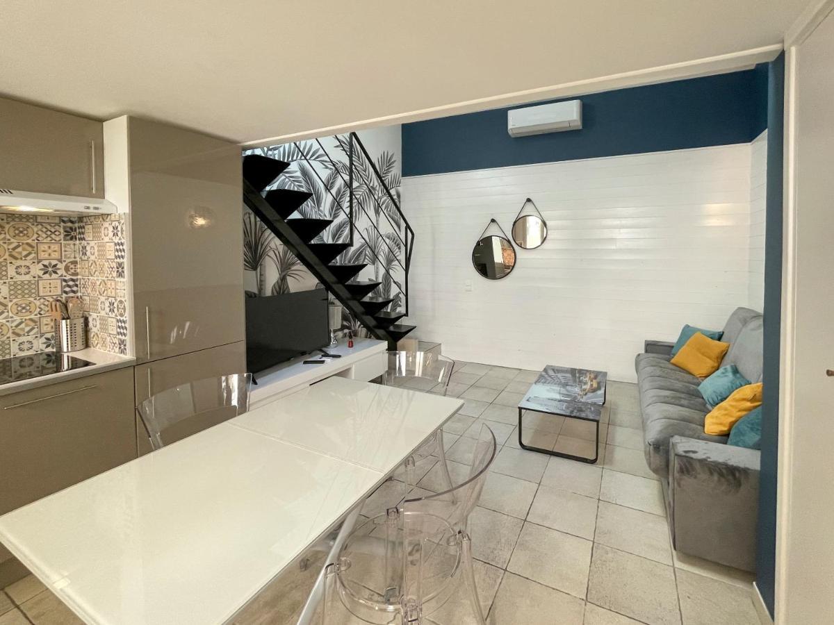 Near Promenade 4 People