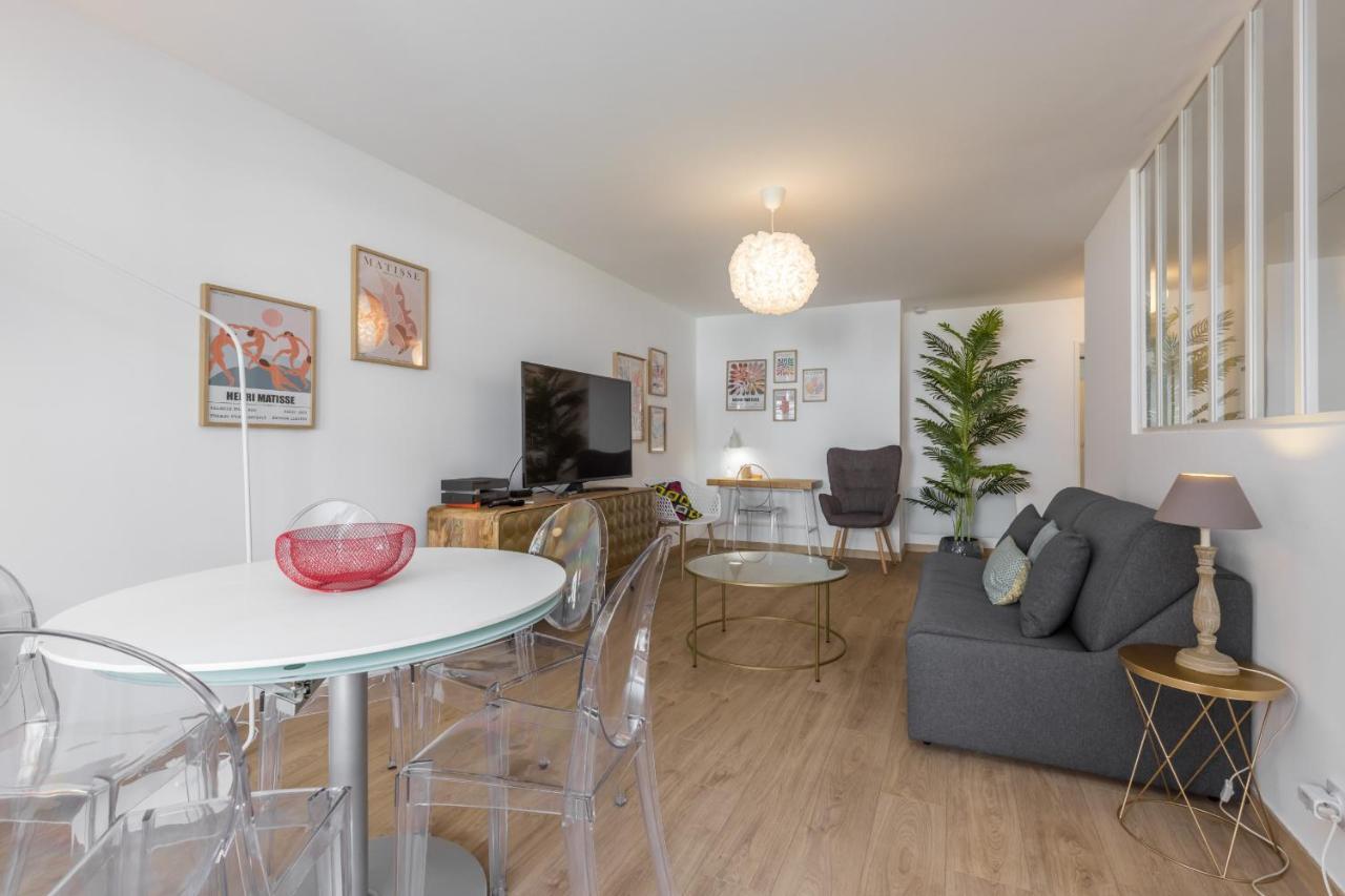 Large 2 Bdr At Port * Nice