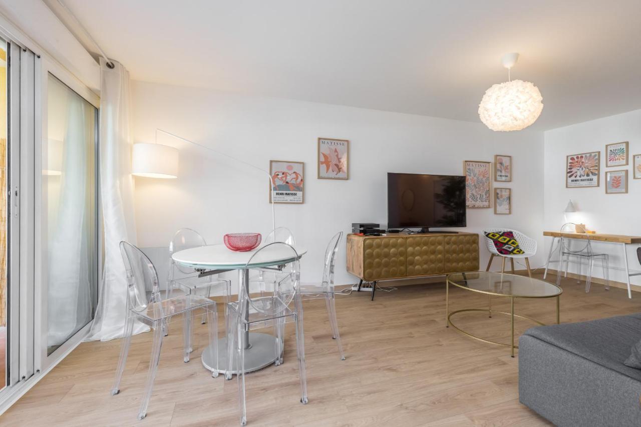 Large 2 Bdr At Port *