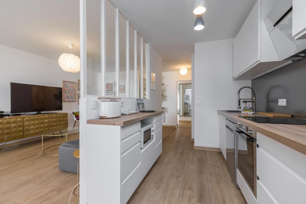 Large 2 Bdr At Port * Nice