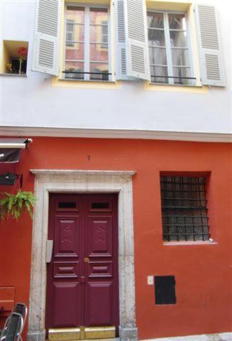 Charming Corner Abode With Castle Views *