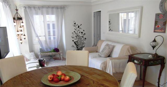 Charming Corner Abode With Castle Views