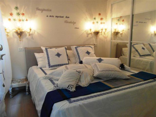 Charming Corner Abode With Castle Views * Nice