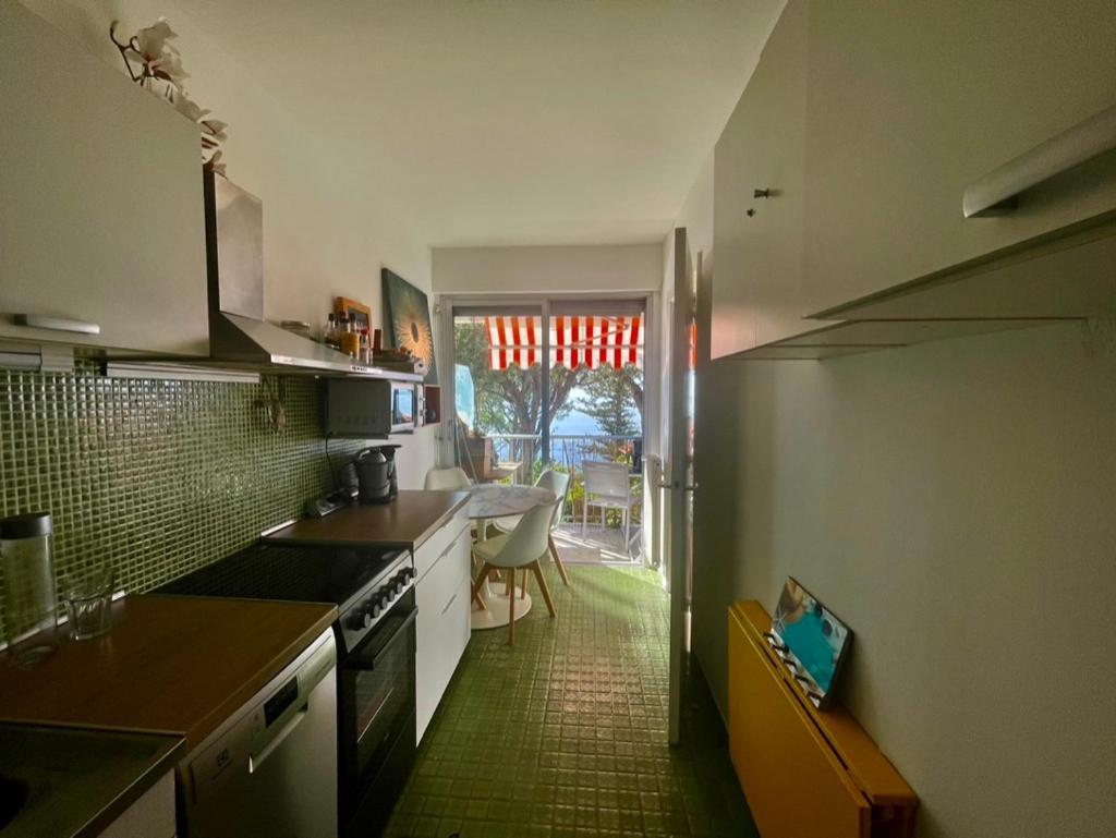 Stunning View And Pool Big Location Apartment