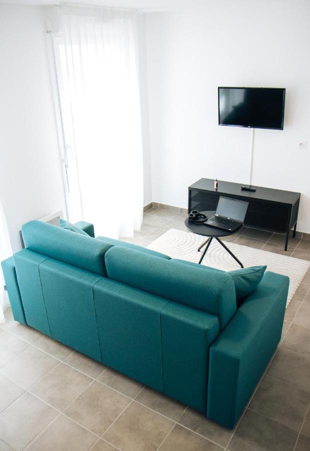 Twenty Business Flats Angely *