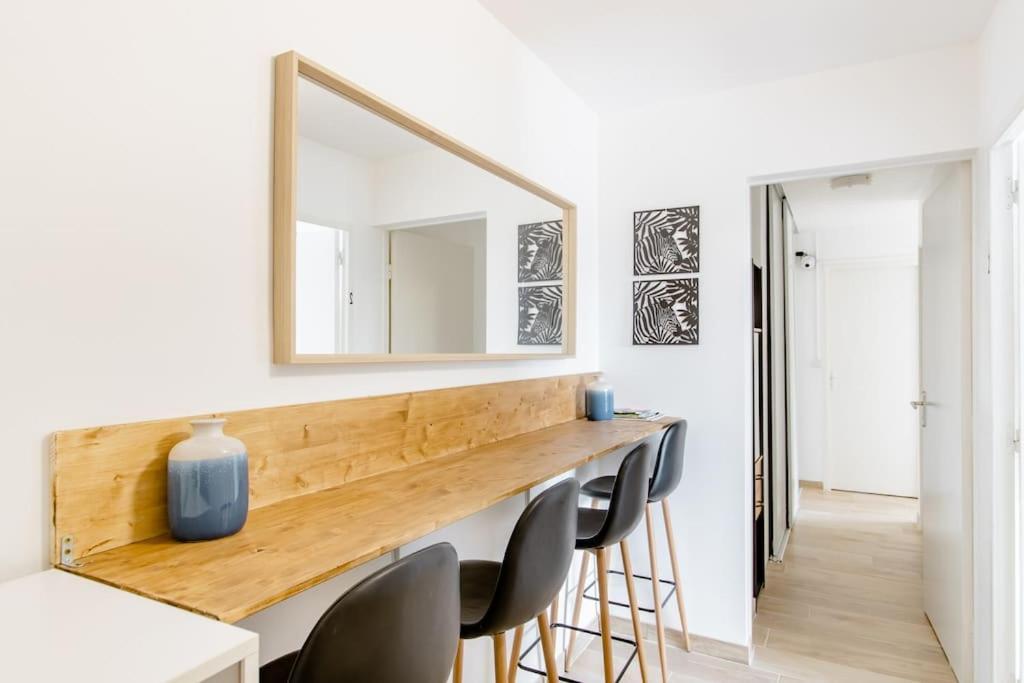 Private In Renovated - Tram 1 Min Walk *