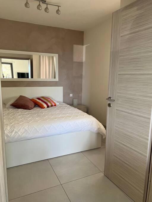 Tres Joli 2 Pieces Calme Ensoleille Avec Piscine Apartment *