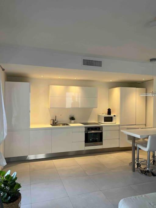 Tres Joli 2 Pieces Calme Ensoleille Avec Piscine Apartment